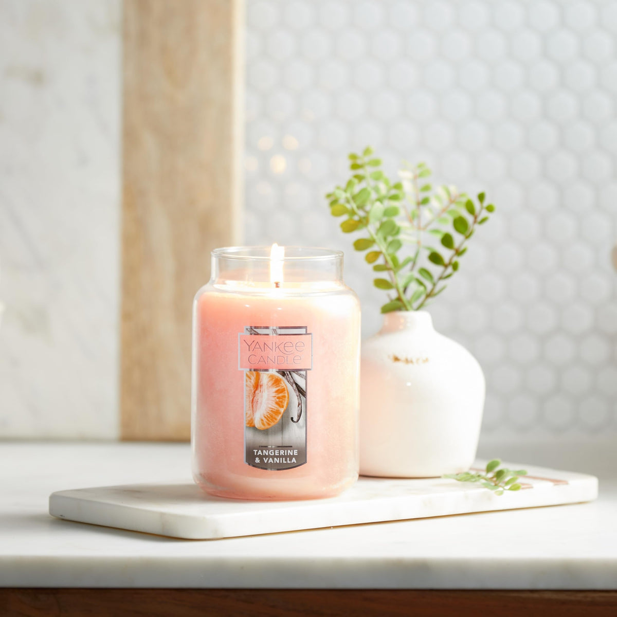 Yankee Candle Large Jar Scented Candle with up to 150 Hour Burn Time, Premium Plant Wax Blend for Cleaner Consistent Burn and Room Filling Fragrance, 22 oz, Pink Sands