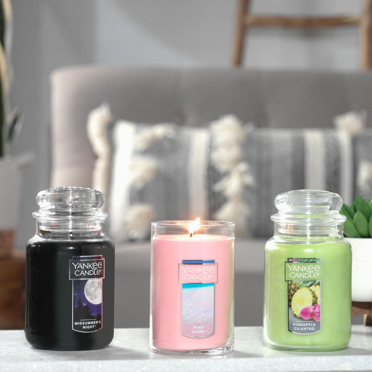Yankee Candle Large Jar Scented Candle with up to 150 Hour Burn Time, Premium Plant Wax Blend for Cleaner Consistent Burn and Room Filling Fragrance, 22 oz, Pink Sands