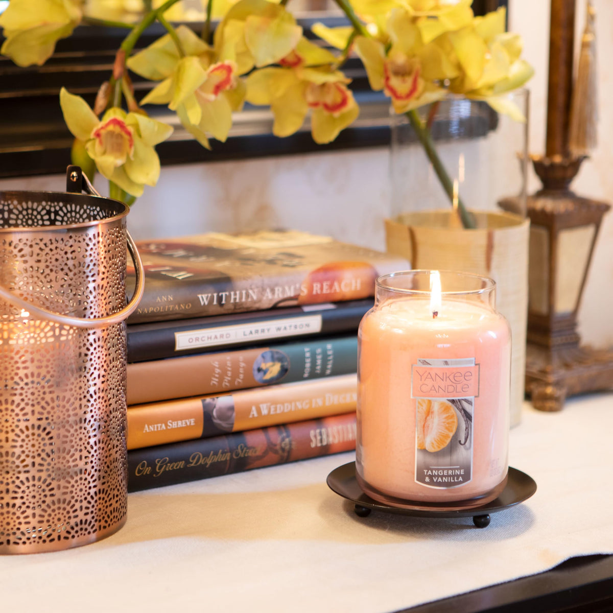Yankee Candle Large Jar Scented Candle with up to 150 Hour Burn Time, Premium Plant Wax Blend for Cleaner Consistent Burn and Room Filling Fragrance, 22 oz, Pink Sands