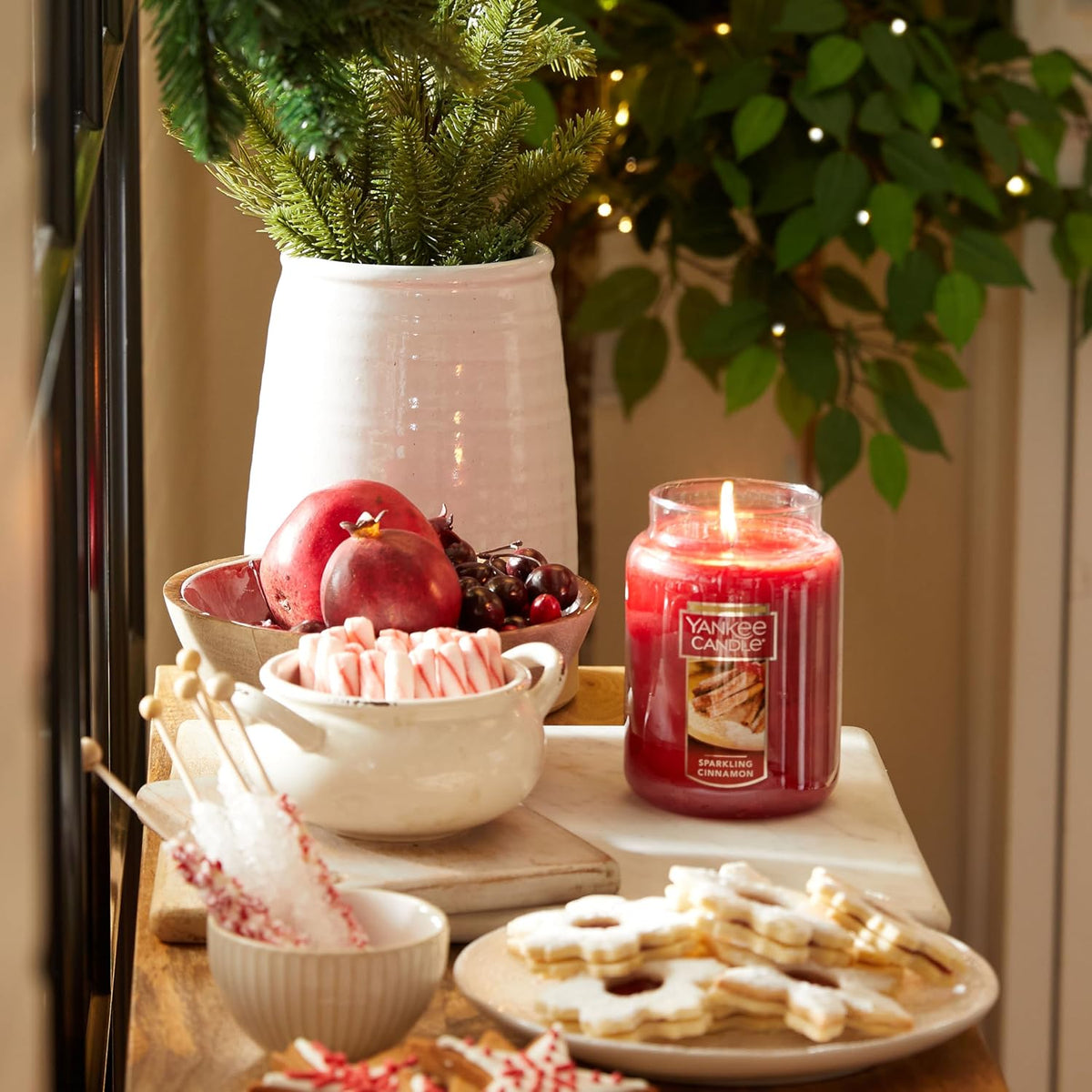 Yankee Candle Large Jar Scented Candle with up to 150 Hour Burn Time, Premium Plant Wax Blend for Cleaner Consistent Burn and Room Filling Fragrance, 22 oz, Christmas Cookie